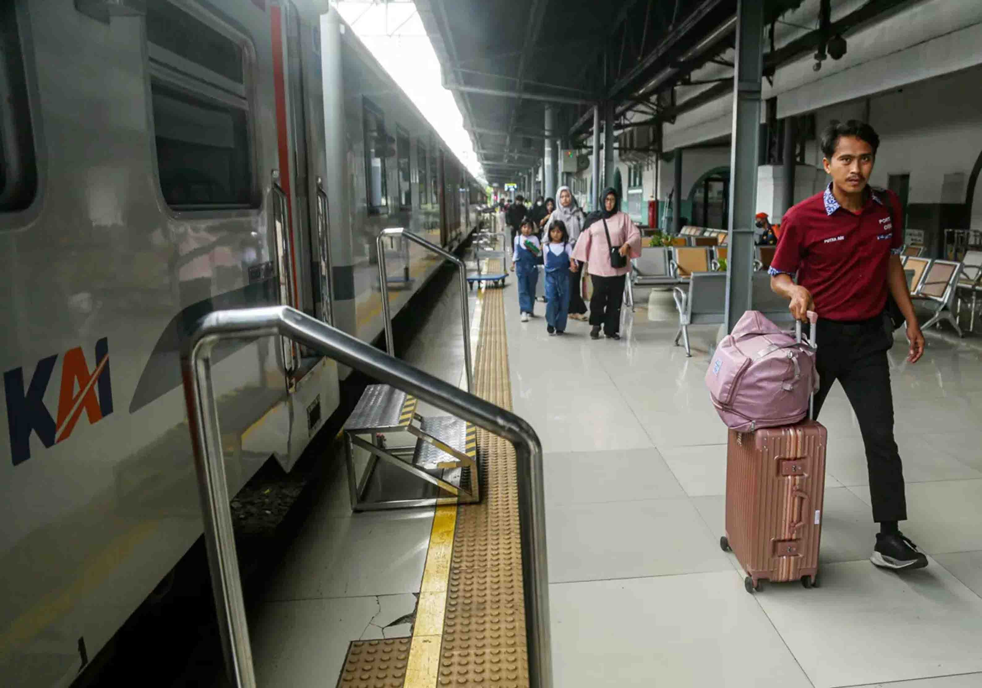 Stasiun-Pasar-Senen-Jelang-Nataru-Dery-Ridwansah-5-2589981387.jpg